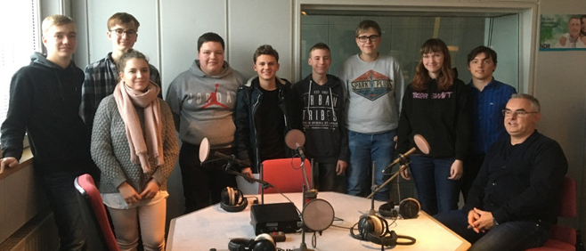 Jugendliche der AG im Studio mit Herrn B. Kalauch von NDR1 Radio MV